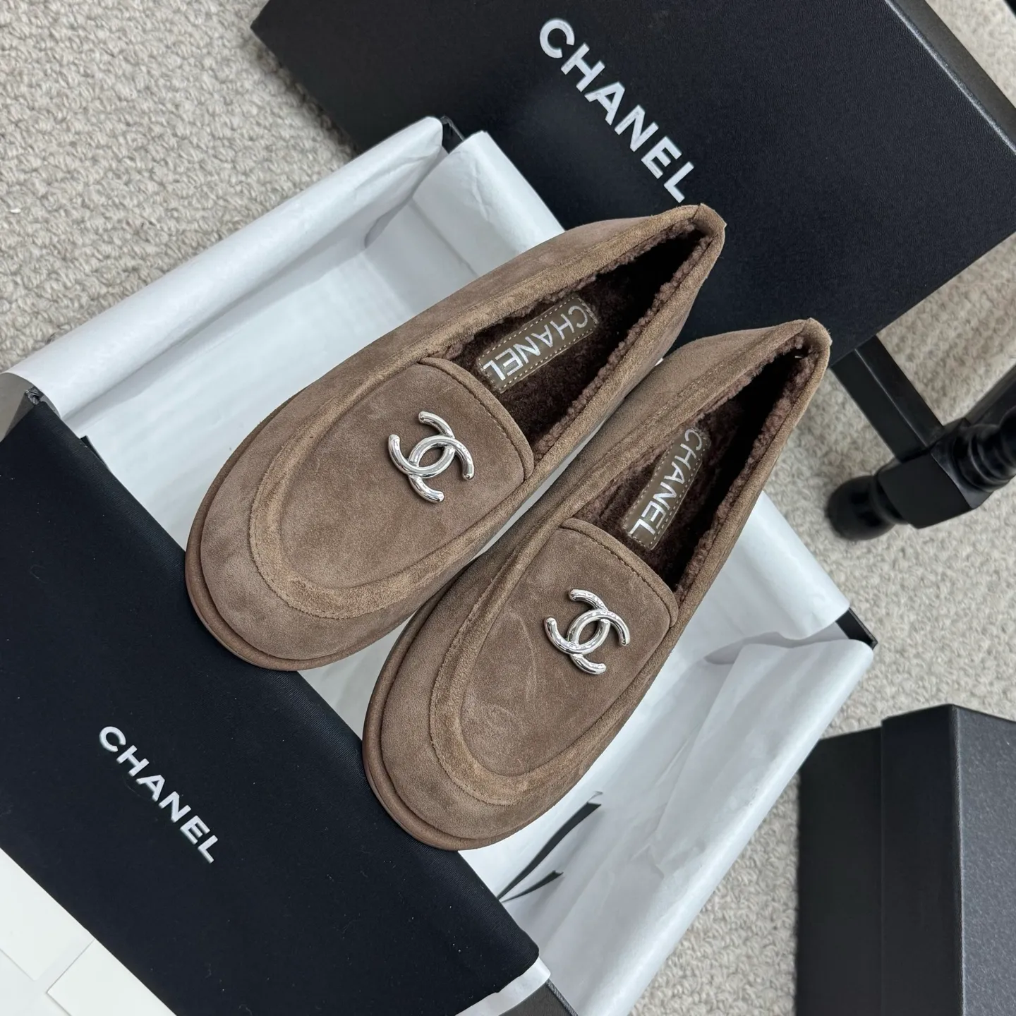 👟👟Ex-factory price 600👟👟 Classic model 🇨🇳ChaneL 25K Teddy fur loafers Simple and high-end design, super versatile! Double C logo embellishment! Imported suede has the texture of natural animal leather visible to the naked eye! The top version is stress-free when entering and exiting the cabinet. It has a bookish texture on the feet and feels great on the feet. Versatile item. ✅Upper: Customized imported suede. ✅Inner lining: imported lamb wool. ✅Outsole: imported genuine leather. ✅Size: 35-40. ✅Comes with a full set of packaging.